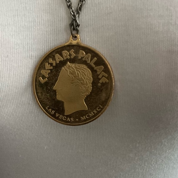 Vintage Caesars palace medallion pendent and chain - Picture 3 of 4